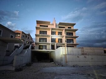 CHORVÁTSKO - Apartmány so spoločným bazénom - PRIMOŠTEN