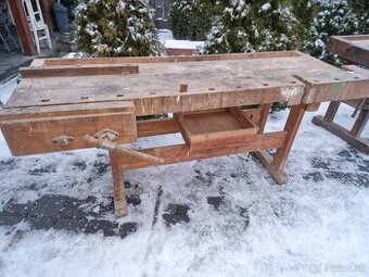 Masívny starý hobľovací stolársky ponk