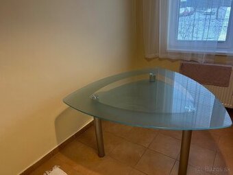 Jedalensky stol a stolicky