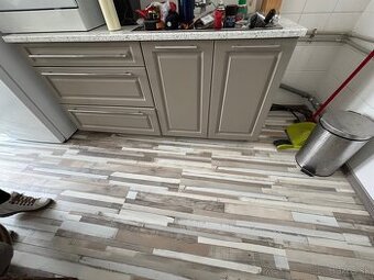 Kuchynská linka s nerezový drezom