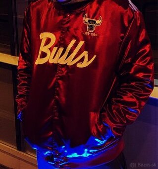 Kúpim Chicago Bulls bundu ktorá je na fotke velkost L