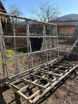 Stojan na okná alebo drevotriesku