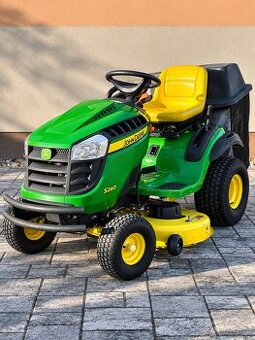 John Deere S240 – záhradný traktor