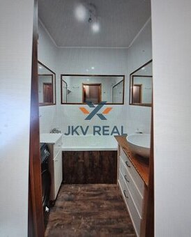 JKVreal ponúka na predaj štýlový 3-izbový byt s drevenými pr