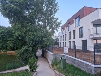 NOVOSTAVBA -2-izb.BEZBARIÉROVÝ byt s 96 m2 záhradkou v Senci