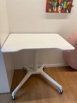 Pracovný stôl s nastaviteľnou výškou