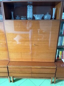 Retro skriňa s úložným priestorom a šuplíkmi