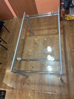 Jedalensky sklenený stôl