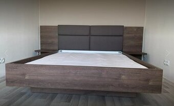 Nová designová postel, 2x noční  stolek, rošty a madrace