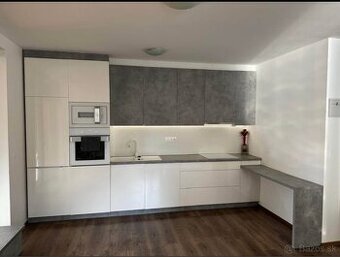 BEZ REALITKY 3-izbový byt s veľkou predzáhradkou - 1