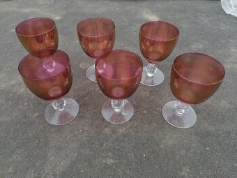 Predám sklenené poháre na víno z brusnicového skla
