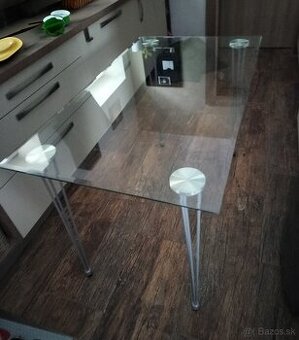 Jedalensky skleneny stol