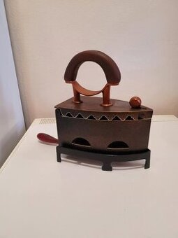 Starožitná žehlička s podstavcom