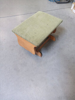 naklanaci stolcek, podlozka na nohy