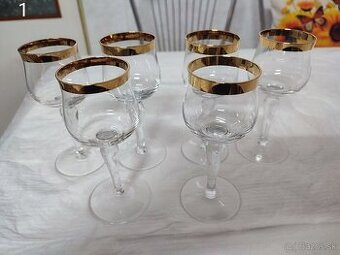 Poháre so zlatým okrajom na vino