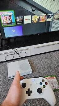 Xbox One S 1TB + joypad a hry
