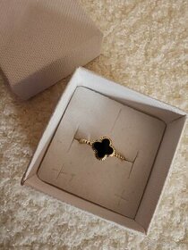 Zlatý prsteň s čiernym onyx. štvorlístok velkosť 52
