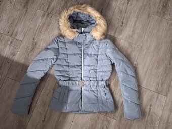 Guess bunda s opaskom,kapucňou a huňatou kožušinou