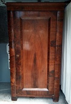 Starozitna skrina z 19-teho storocia, orech