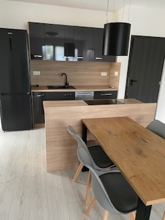 Prenajmem 2-izbový byt s parkovaním na Halalovke