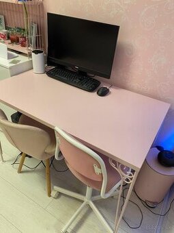 Ružový písací stôl