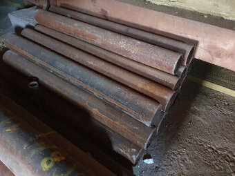 Predám železné rury , cena za 1 ks - 5 eur ( 19 ks )