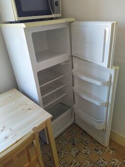 Chladnička s mrazničkou.