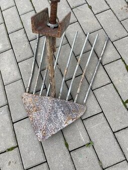 Hrebeň vyoravača  zemiakov