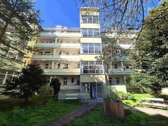Priestranný staromestský byt s vysokými stropmi pri Me…