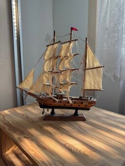 🛳️ Drevené modely lodí – ručne vyrábané dekorácie
