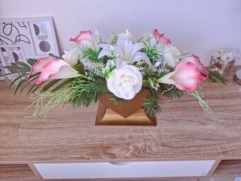 ikebana na cintorin so srdcovym stojanom