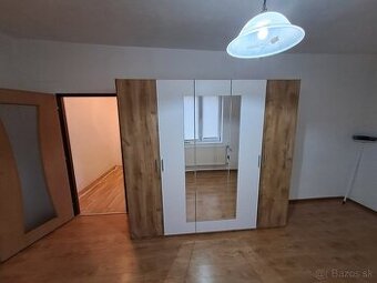 3-dverová skriňa so sklom - Košice