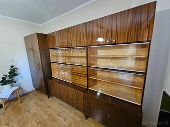 Darujem za odvoz starožitné skrine so sklenenou vitrínou