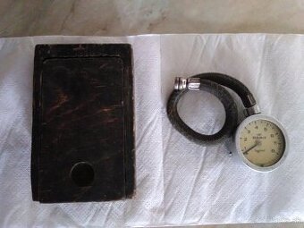 Starý merač tlaku v pneumatikách