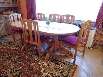 Masívny stôl a stoličky