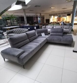 Šedá zamatová rohová sedačka s posuvnymi opierkami