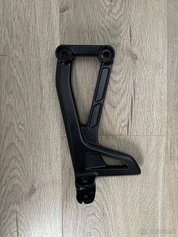 Ľavá spolujazdcová stupačka Yamaha Tracer 9