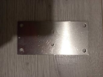 Oceľové montážne pliešky / univerzálne úchyty – 1,50 €/ks