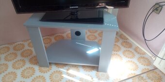 Komoda, stôl, skrinkovy šijací stroj, televizor