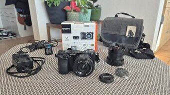 Sony Alpha 6000 s príslušenstvom a fish-eye objektívom