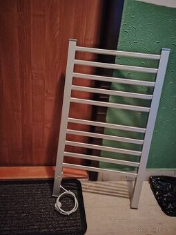 Vyhrievaný rebrík na uteráky a spodné prádlo kupelne