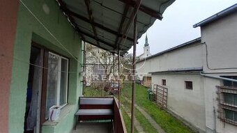 Pekný domček z balkónom na námestí v Brezovej pod Bradlom