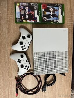 XBOX One S 500gb + 2 hry + 2 ovládače