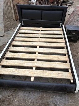 Posteľ, 2x nočné stolíky, 2x matrac