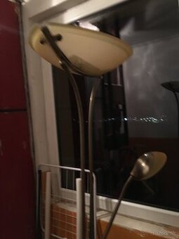 Stmievateľná stojaca lampa