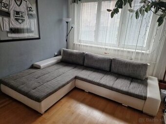 Starší, rozkladací gauč