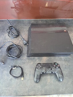 Sony PS4 na súčiastky - nebere CD, joypad vadný