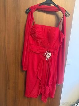 Spoločenské šaty červenej farby.