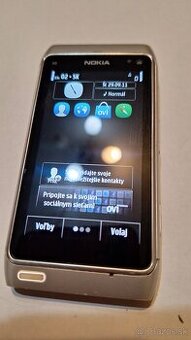 Nokia N8 strieborna