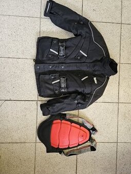 Detska motorkarska bunda a chranic na chrbat